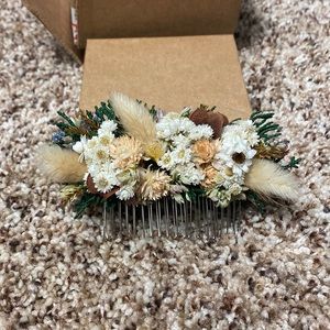 Dried flower hair comb- measures about 4 inches